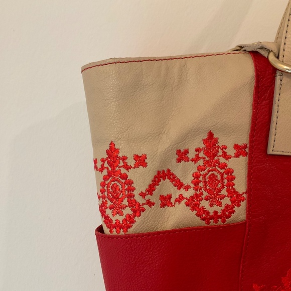 A large red leather beautifully embroidered bag - Picture 5 of 16